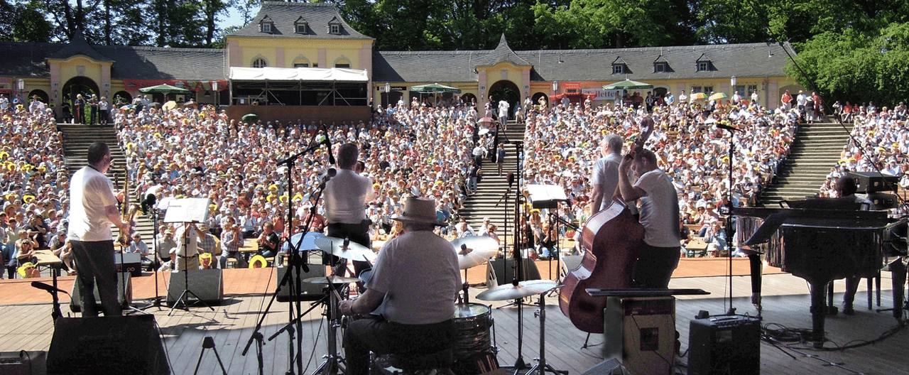 Pódium s kapelou před plným hledištěm na festivalu Dixieland v Drážďanech.