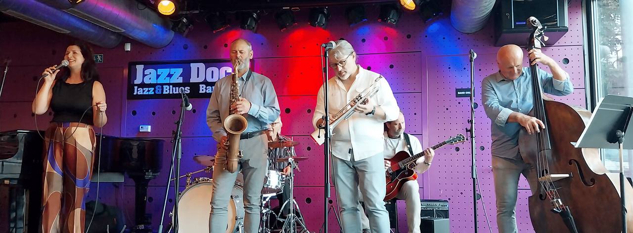 Zpěvačka Luci Radecká s kapelou J.J. Jazzmen na pódiu klubu Jazz Dock.