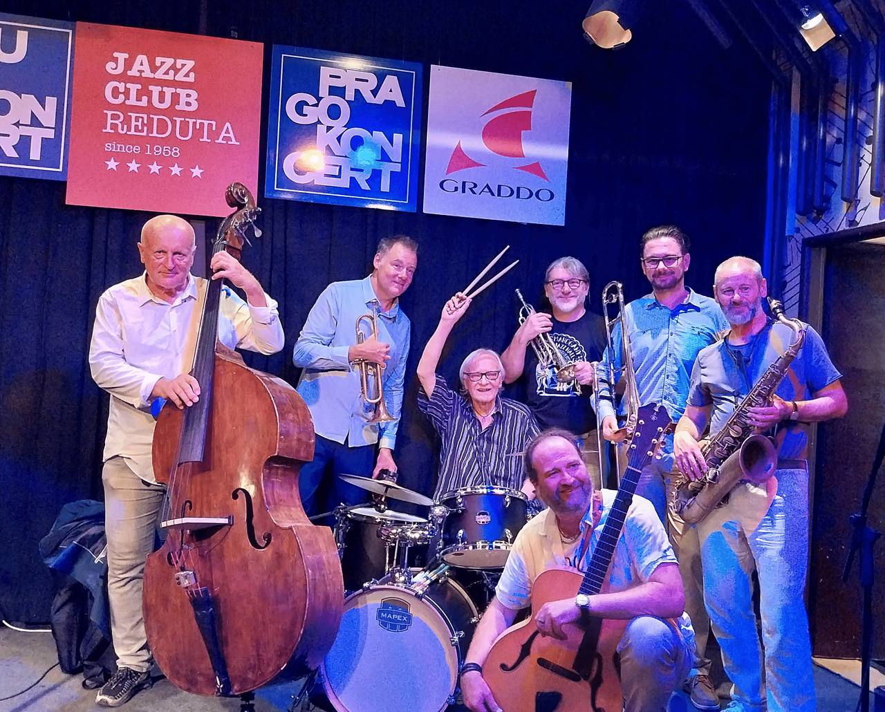 J.J. Jazzmen se hostem Mikem Fultonem z New Orleans, trumpetistou, na pódiu klubu Jazz Club Reduta.